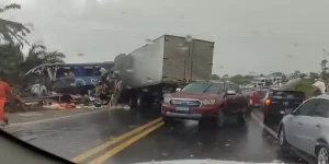 Batida entre caminhão baú e ônibus mata duas pessoas e deixa feridos no extremo sul da Bahia